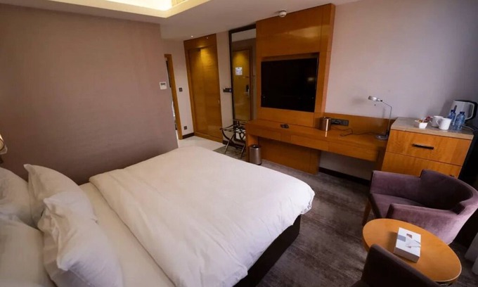 Suwailih Hotel | 2 Deluxe Double or Twin Room | Gloria Hotel | Steps from Al Hussein Parks