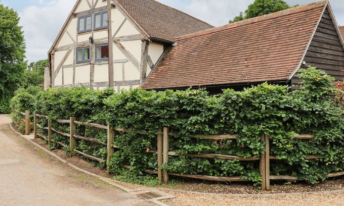 Chilworth Cottage | 2 GREAT TANGLEY BARNS, pet friendly, with open fire in Wonersh