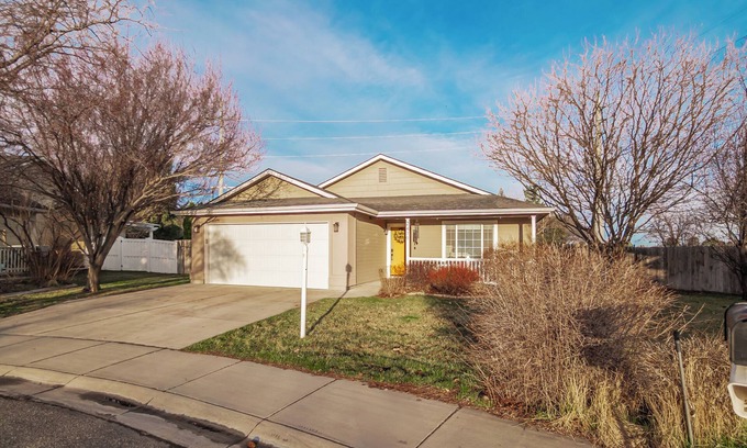 Nampa House | 2 Kings, Firepit, grill, pets ok, large fence yard