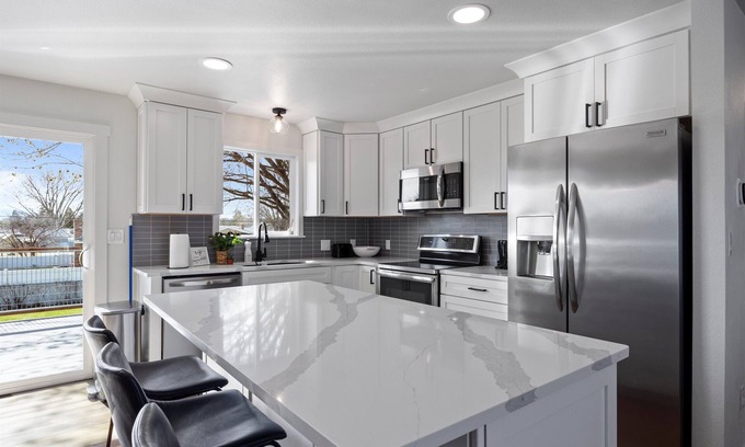 Pasco House | 2 Living Spaces, Close to HAPO Center, Airport, River, and Park