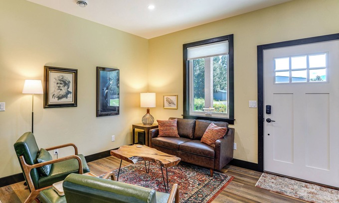 Palmer House | 2 Mi to Dtwn Palmer: Custom Valley Home w/Garage