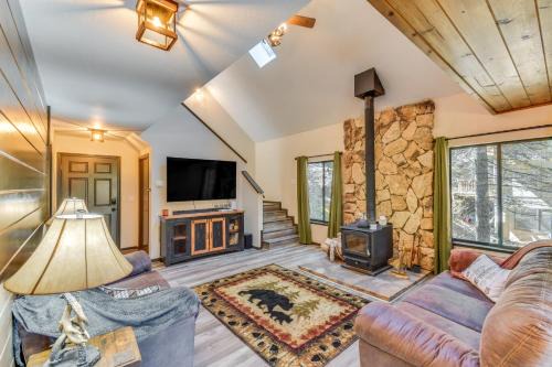 Mi-Wuk Village House | 2 Mi to Mi-Wuk Village Cabin with Large Deck