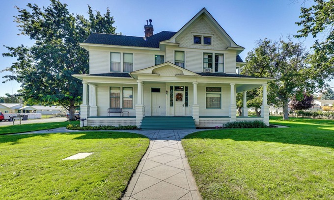 West Clarkston-Highland House | 2 Mi to River: Historic Clarkston Home w/Views!