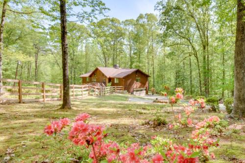 Toccoa Apartment | 2 Mi to Toccoa Falls Cozy Getaway with Fire Pit!