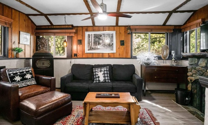 Idyllwild Cabin | 2 Minutes Away from Town with LARGE PRIVATE DECK!
