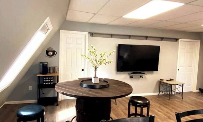 Margaretville Cottage | 2 Person Rain Shower-Cozy Cottage+King Bed+15 Min ⛷️Kayaks+Wine Barrel Table