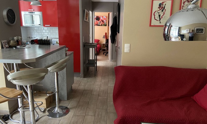 Quartier des Grandes-Carrieres Apartment | 2 pièces entre Montmartre et Batignolles . Wifi. Parking en option