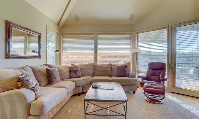 Century West Condo | 2 Suites, Amazing River Views, Seasonal Community Pool & jacuzzi