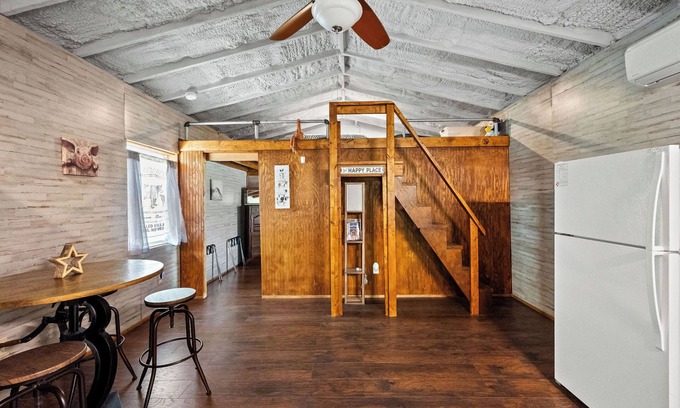 Hico Cabin | 2 Tiny Town Hico Cool Cabin Animals Fire Pit