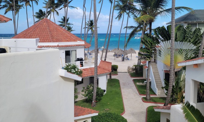 Bavaro House | 20 Steps to the Beach,Ocean Views from Every Room, Walk to Bars & Eats, HGTV Gem