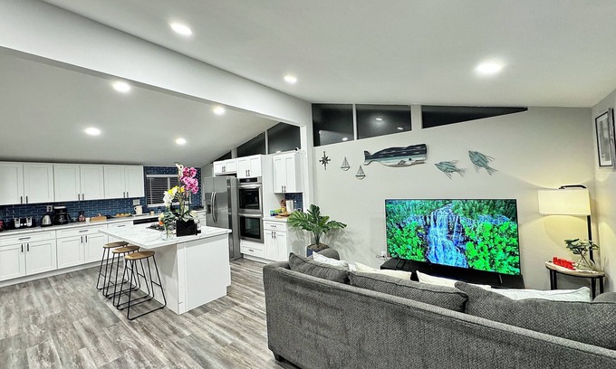 Allied Gardens House | 2000SqFt Oasis Outdoor Patio BBQ for Family 6Beds, 4KTV, 4BedRoom, Fast EV π