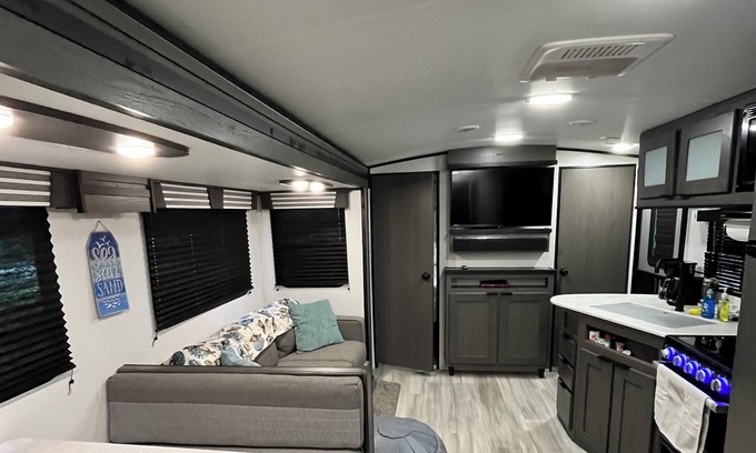 Arcadia House | 2021 Clean Modern Camper Fun & Relaxing Farm Adventure