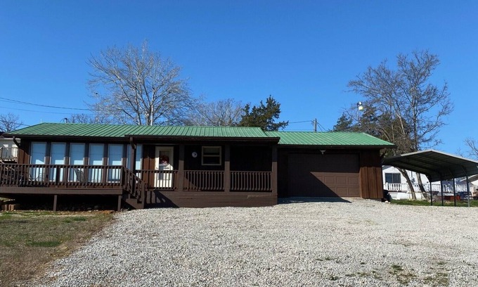 Henderson House | .25 miles from lake with public boat launch, Henderson ramp 12 min drive