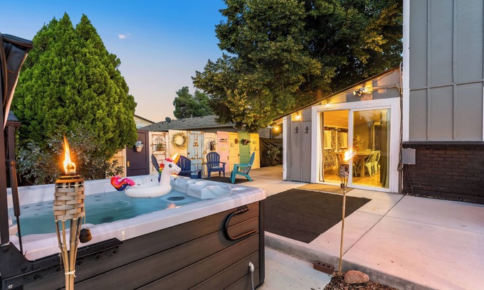 Columbine House | 25mins to Denver*Red Rocks*Hot Tub*2 Fire Pits, 1.5hrs to skiing, Pet Friendly