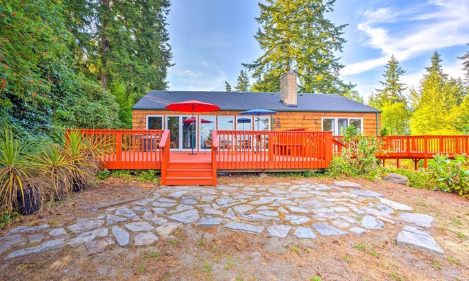 South Hill House | 26 Mi to Mount Rainier, Game Room: Puyallup Oasis