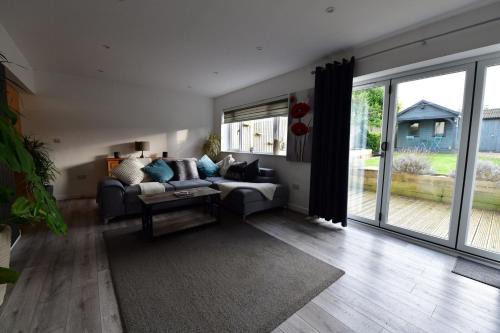 Winterbourne Earls House | 2BD Garden Home - A Short Walk to Stonehenge