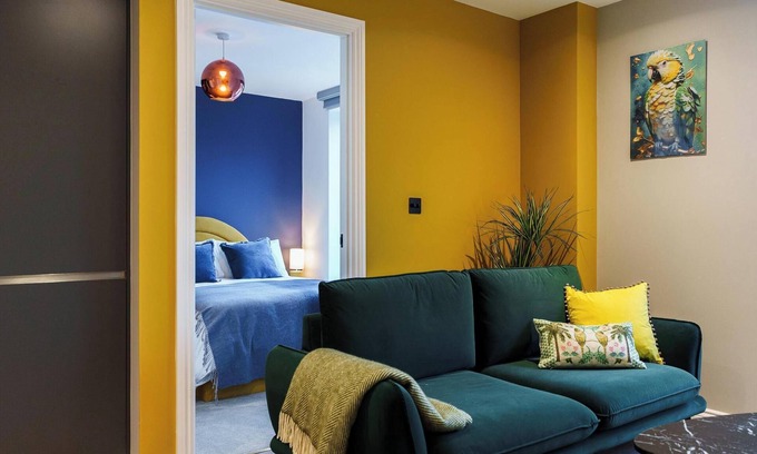 Holbeck Apartment | 2Bed 2Bath Golden Leeds Escape-Velvet Elegance 10 min City Center