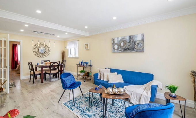 Topham Park House | 2Bedroom+1Bathroom+I Parking East-York bungalow