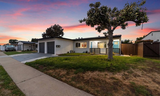 Bay Ho House | 2BR, 2B, Coffee Bar, Cozy Sectional, Rainfall Shower, Smart TVs, Cozy Beach Theme