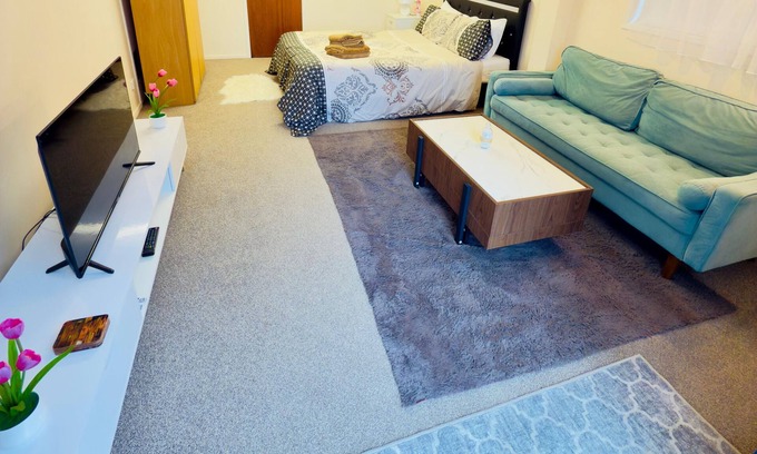 Papatoetoe House | 2BR Airport flat! WIFI +Parking !Peaceful Stay