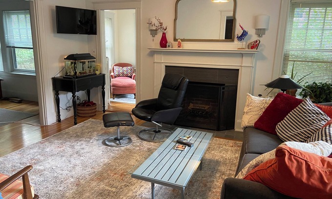Hyde Square Apartment | 2BR Apt in Boston close to Hospitals, Fenway Park, Bus, T, Restaurants and WF