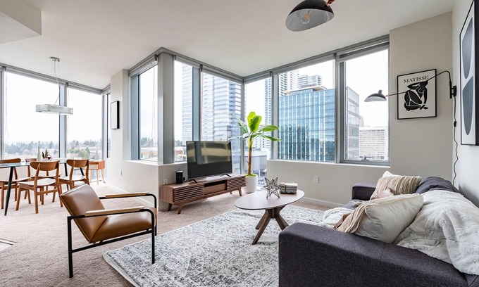 West Bellevue Apartment | 2BR | Gym, Rooftop, Pool | Bellevue | Sophari A