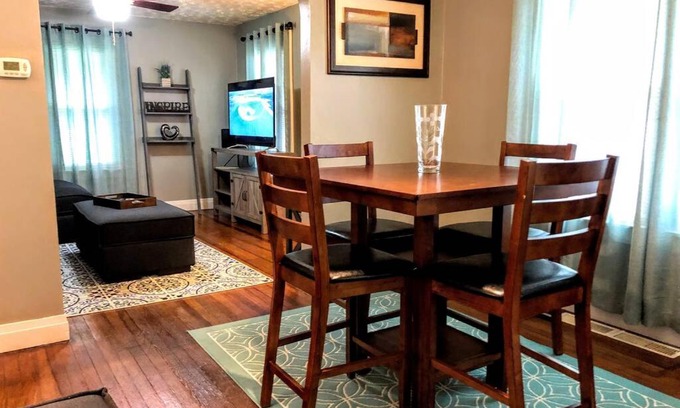 Evansville House | 2BR Private House Available close to UE