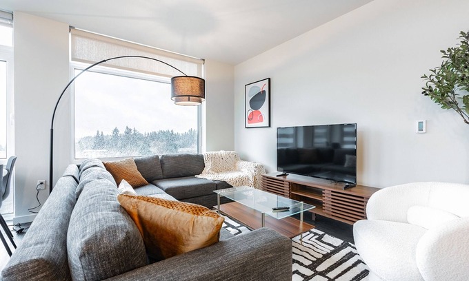 West Bellevue Apartment | 2BR | Rooftop, Gym, Lounge | Bellevue | Sophari C