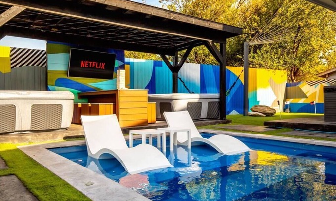 Downtown San Antonio House | 2x HotTub, MiniGolf, Pool, Games,Theater, 20Guests