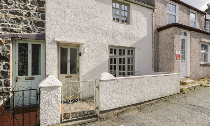 Llanfairfechan Cottage | 3 ALMA TERRACE, pet friendly, with a garden in Llanfairfechan