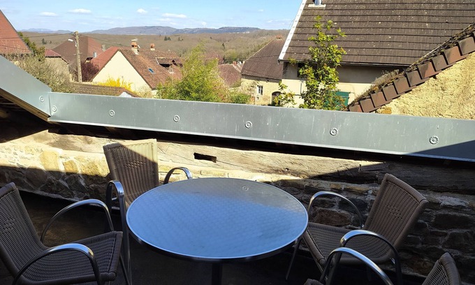 Saint-Lothain Apartment | 3* apartment, 96m2, self-contained with terrace, 18th century winegrower's house.