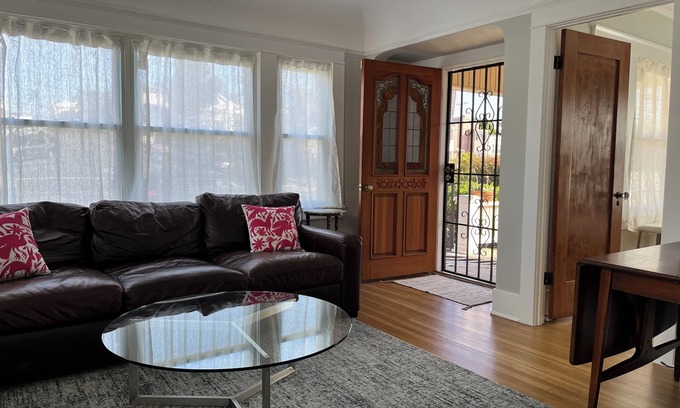 University Heights House | 3 BD CANYON COTTAGE, KEY LOCATION, BLOCKS FROM PRIDE PARADEn