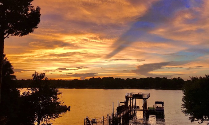 Governor's Island House | 3 Bdrm/2 Bath Lakefront Bungalow with Amazing Views.