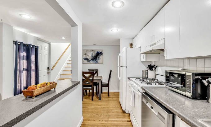 East Cambridge Apartment | 3 Bed 1 Bath with Free Parking