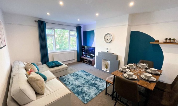 Chelmsford Apartment | 3-bed Chelmsford apt w/garden