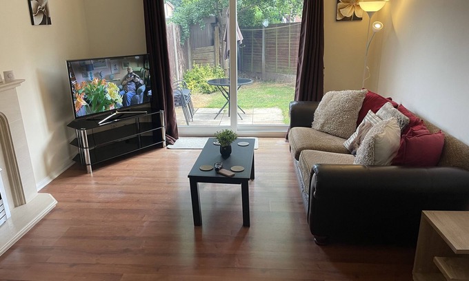 Forsbrook House | 3-Bed House in Stoke-on-Trent Free Sky Free Wifi