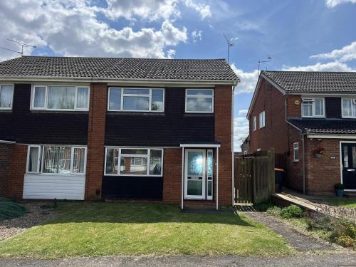 Grasby House | 3-Bed House - Sleeps 5 with free on street parking