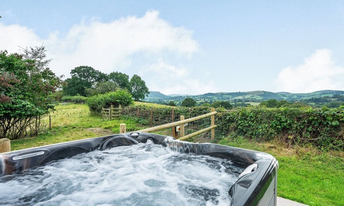 Llandrindod Wells Cottage | 3 bedroom accommodation in Hundred House, near Llandrindod Wells