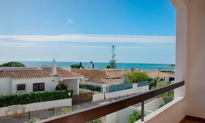 Olhos D'Agua Apartment | 3 Bedroom Apartment in Olhos de Agua, Sea View, 5 Minutes Walk from Maria Luísa