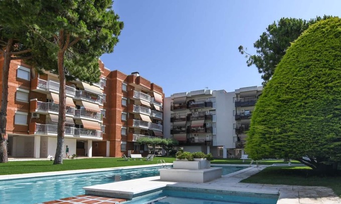 El Roc de Sant Gaieta Apartment | 3 bedroom flat, with communal pool and 5 minutes from the beach.
