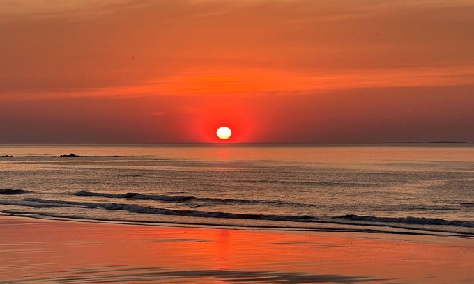 Hampton House | 3-bedroom house in nice Hampton with AC, WiFi - 3 Houses to the beach