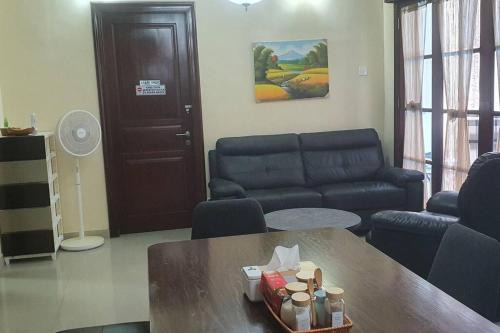 Panjer House | 3-Bedroom house with pool near park 10min to beach