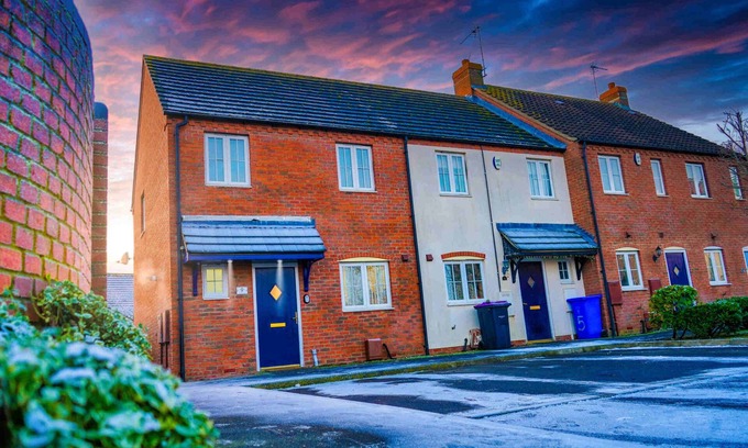 Frampton House | 3 Bedroom Town House, 5 minutes from town centre