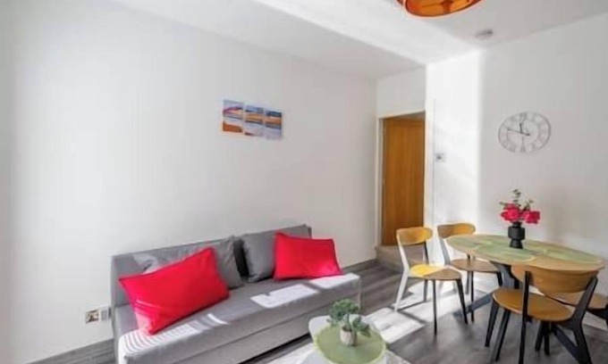 Stoke-on-Trent House | 3 Bedrooms - 3 Bathrooms incl 2 en-suites. Great for Family and Contractors. Long stays available. Alton Towers, Waterworld