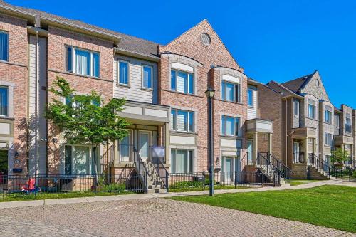 Churchill Meadows House | 3 Bedrooms Townhouse Near Square One, Ridgeway Plaza & Toronto Airport with 2 Parkings