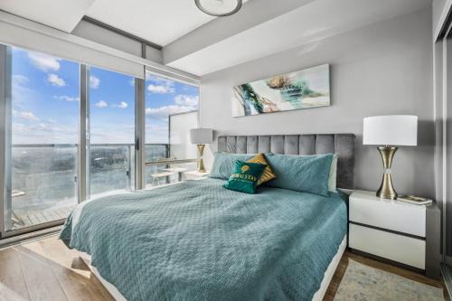 Bay Cloverhill Apartment | 3 BR Enchanting Panoramas Lake Ontario w Balcony