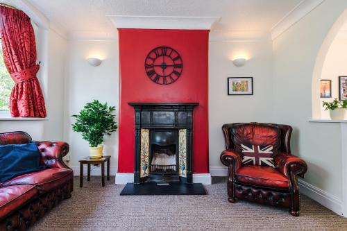 Prestwich House | 3 BR Property in Prestwich 15 mins from Manchester City Centre Garden Free parking Superfast WIFI Netflix