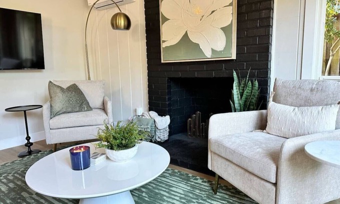 Tamalpais-Homestead Valley House | 3-BR Stylish Mid Century Modern Home with Parking