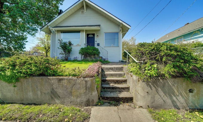 North Beacon Hill House | 3 Mi to Dtwn Seattle: Charming Home w/Deck!