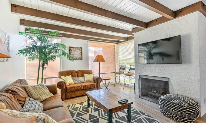 Scottsdale Lodge Condo | 3 Mi to Old Town: Scottsdale Condo w/Pool & Lake